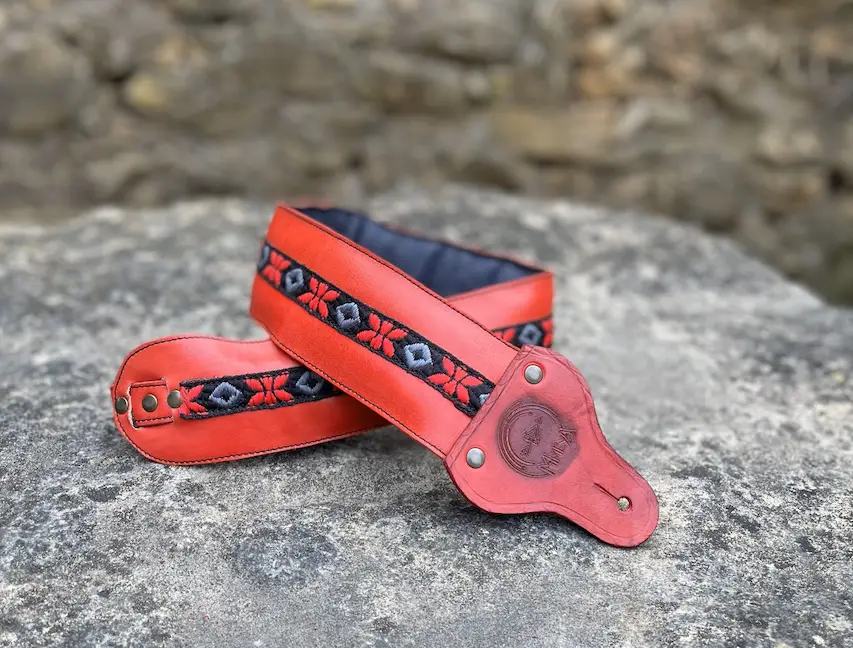 Détail d'une sangle de guitare Mimeya Créations teinte à la main.