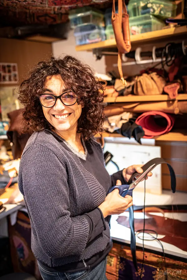 Ludivine, artisane sellier-maroquinier à Lodève, dans son atelier Mimeya Créations.
