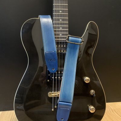 Sangle ukulélé, guitare trois quart. Cuir tannage végétal bleu