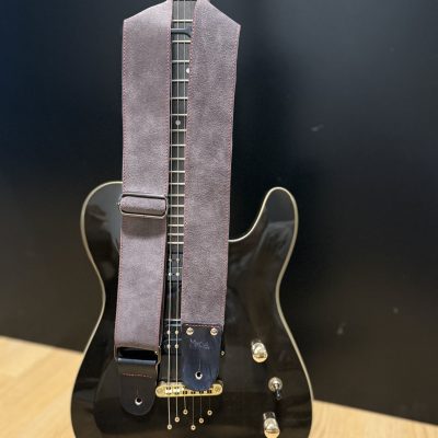 Sangle guitare acoustique,trois quart. Cuir  velours gris