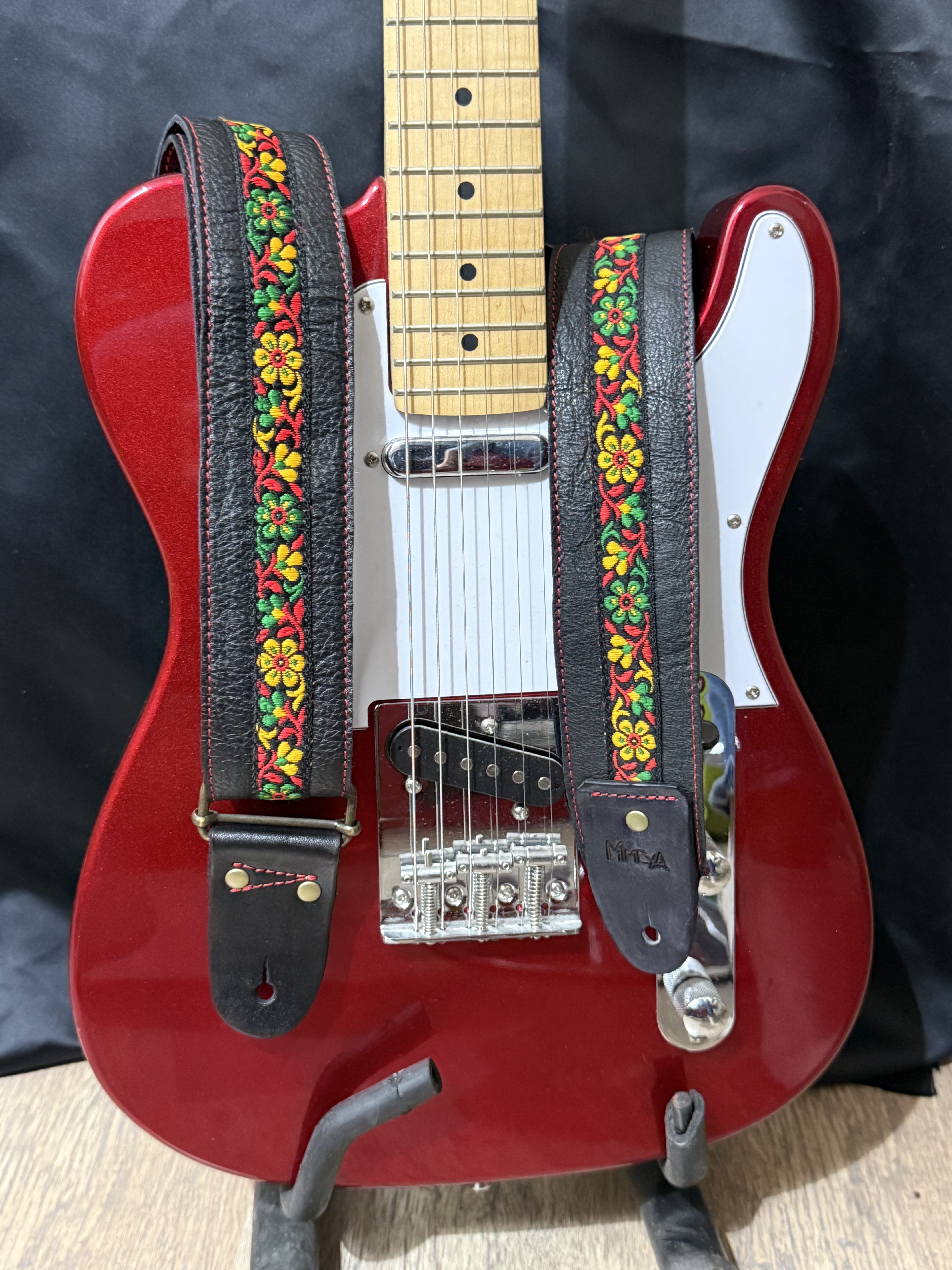Sangle guitare acoustique, guitare basse. Vintage. Cuir noir et ruban